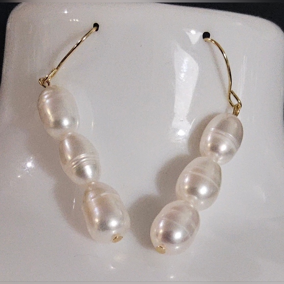 None Jewelry - Elegant Gold and White Pearl Earrings